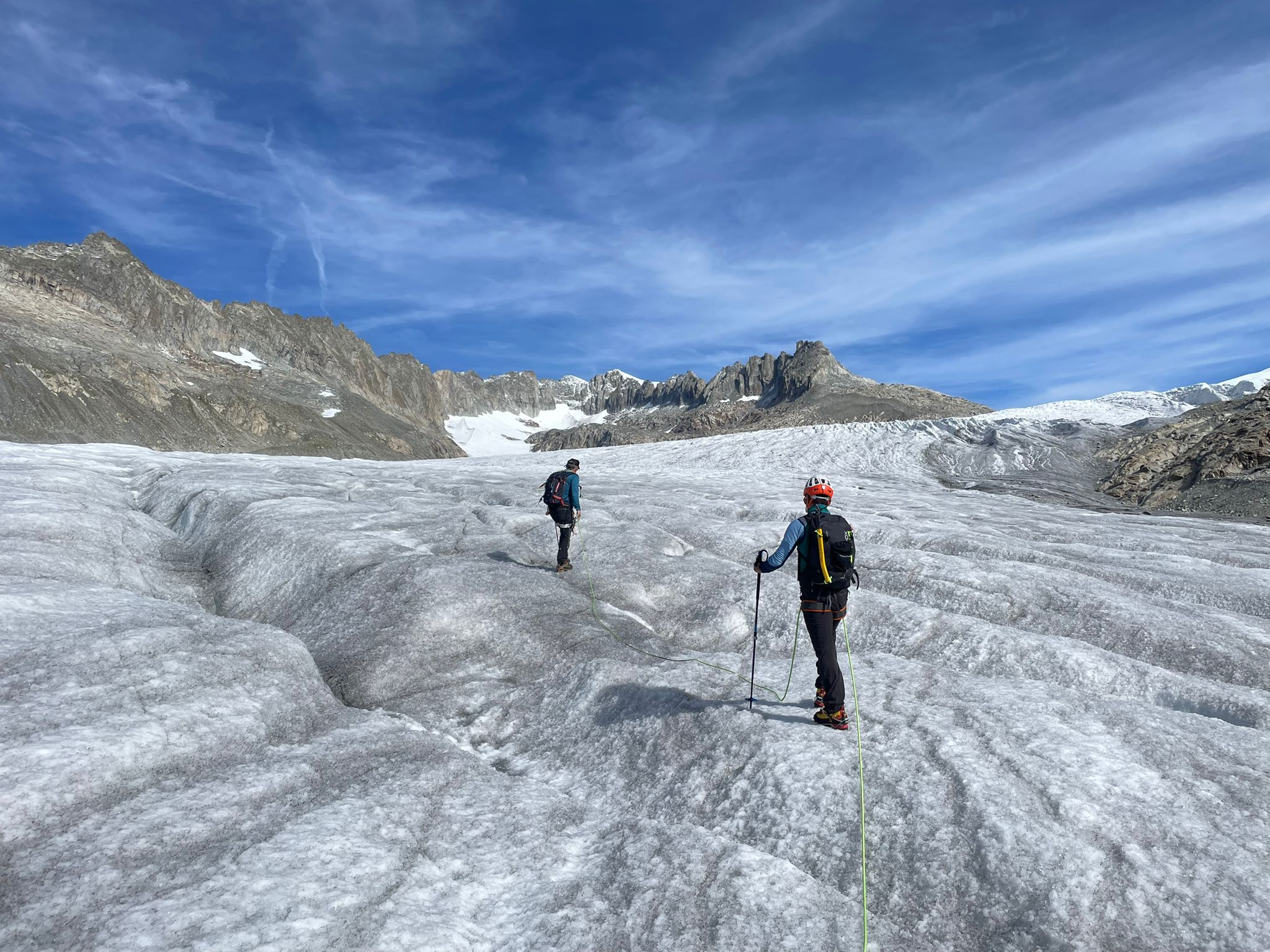 Diego nageant sur le Léman au lever du soleil