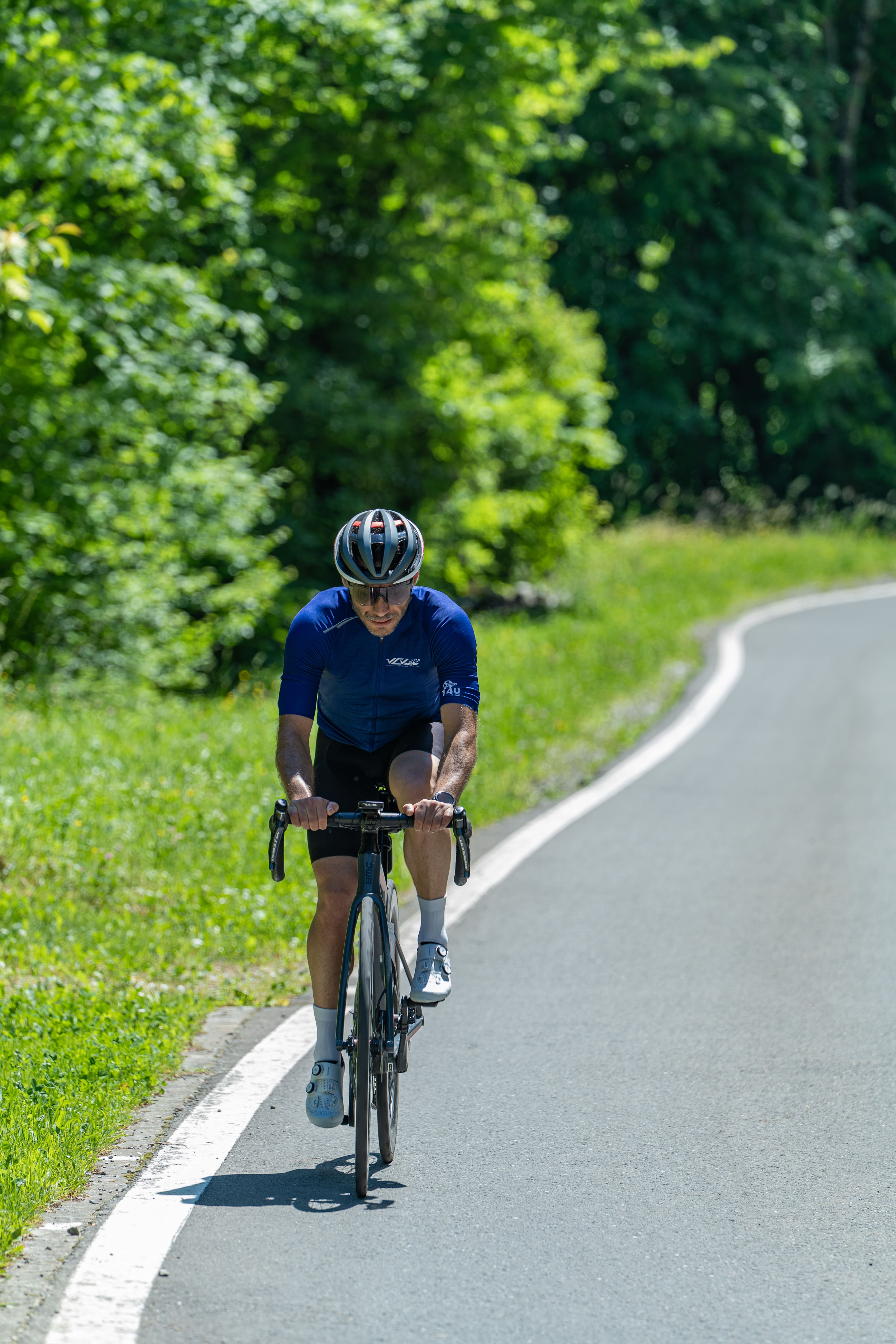 Ascension en haute montagne vers la source du Rhône